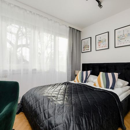 Modern Black & Wooden Apartment Warsaw Near The Airport By Noclegi Renters エクステリア 写真