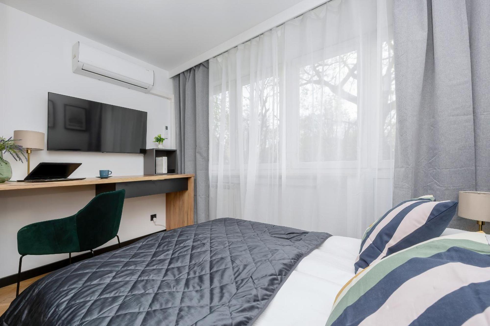 Modern Black & Wooden Apartment Warsaw Near The Airport By Noclegi Renters エクステリア 写真