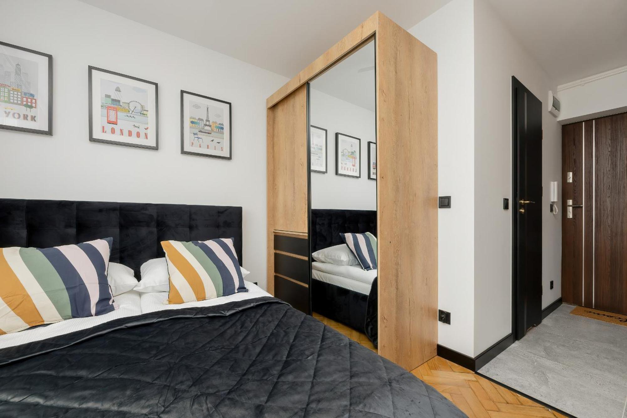 Modern Black & Wooden Apartment Warsaw Near The Airport By Noclegi Renters エクステリア 写真