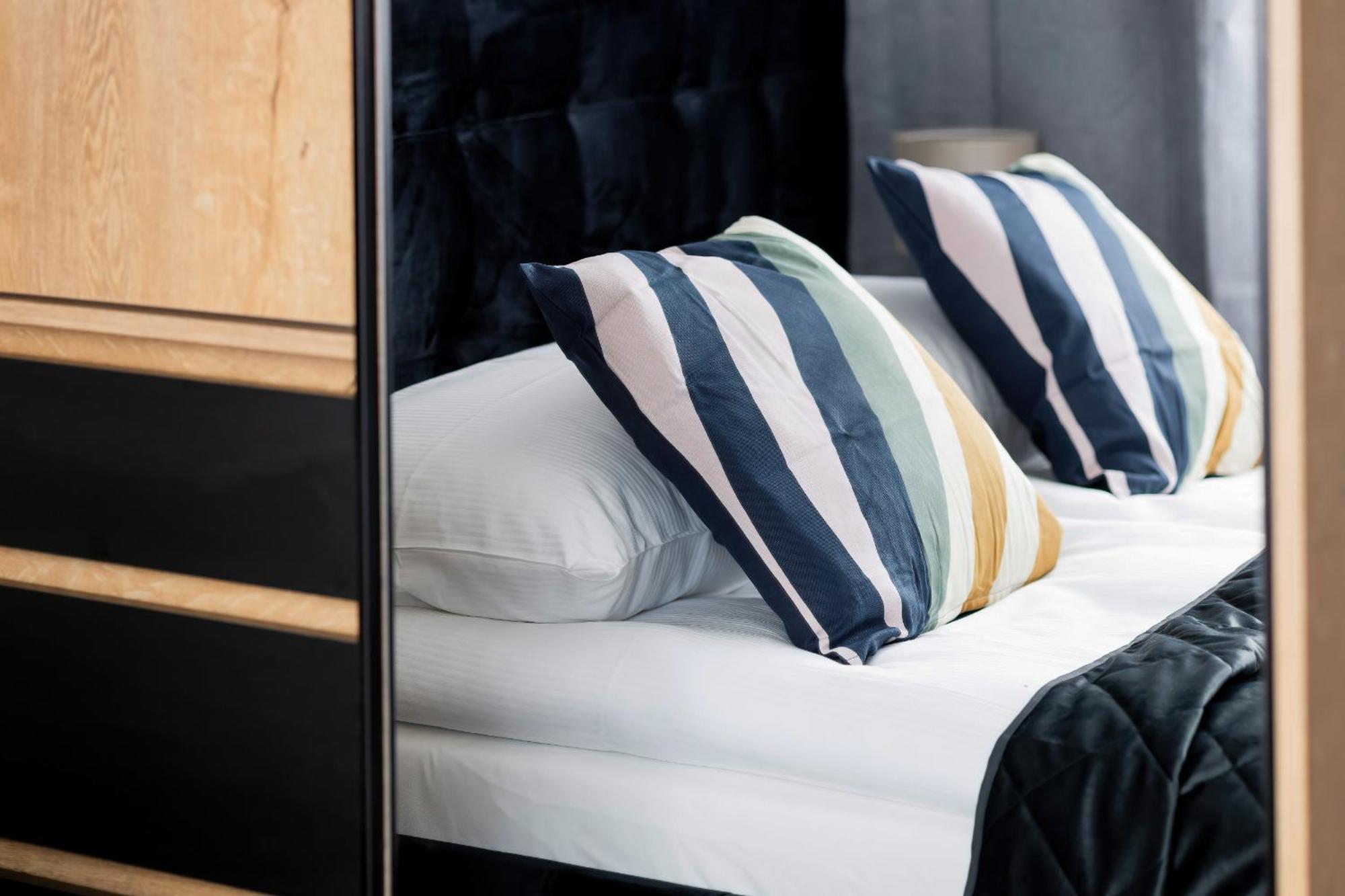 Modern Black & Wooden Apartment Warsaw Near The Airport By Noclegi Renters エクステリア 写真
